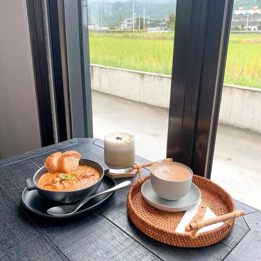 蒔花咖啡の店内。自然光が差し込む植物系インテリアの落ち着いた空間