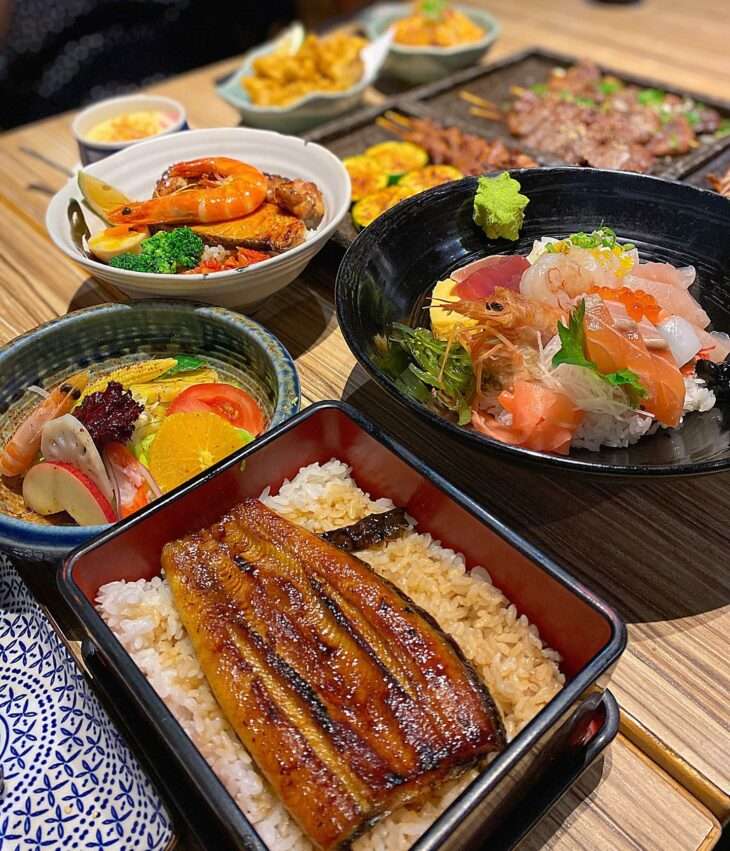 小原田日本料理の丁寧に盛り付けられた日本料理のプレート