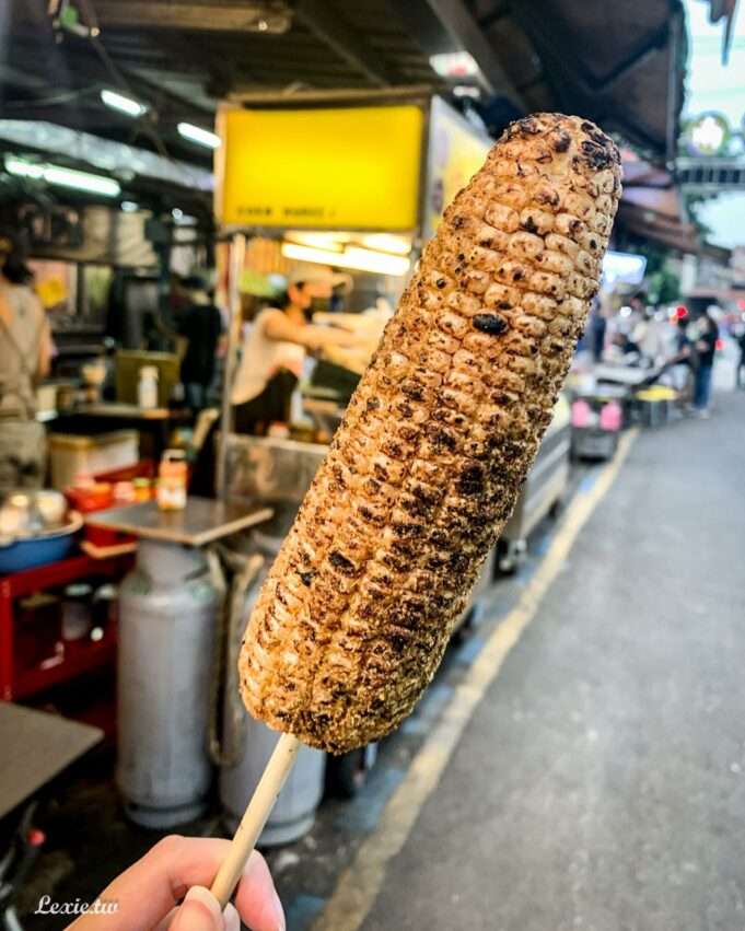玉米家の炭火焼きとうもろこし。均一に焼き色がつき、タレの香りが漂う