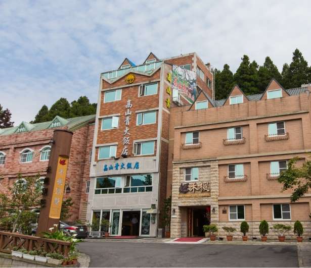 阿里山高山青大飯店の外観。山の斜面に沿って建てられた建物