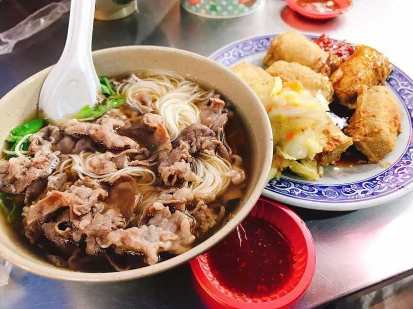 阿伯伯當歸羊肉湯:澄んだスープに薄切り羊肉が整然と盛られた一杯