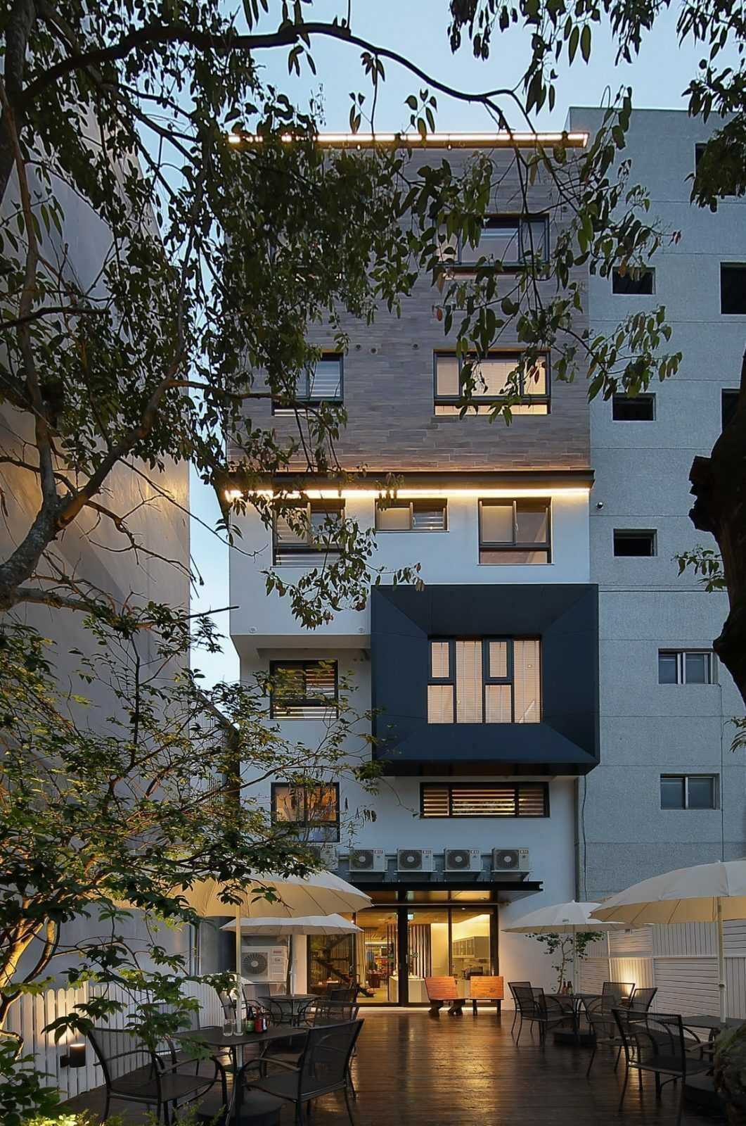 桂月村の外観。落ち着いたダークカラーの外壁と大きな窓が印象的