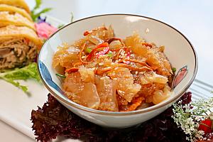 クラゲの皮を使った「蟲草脆蜇頭」のコリコリとした食感