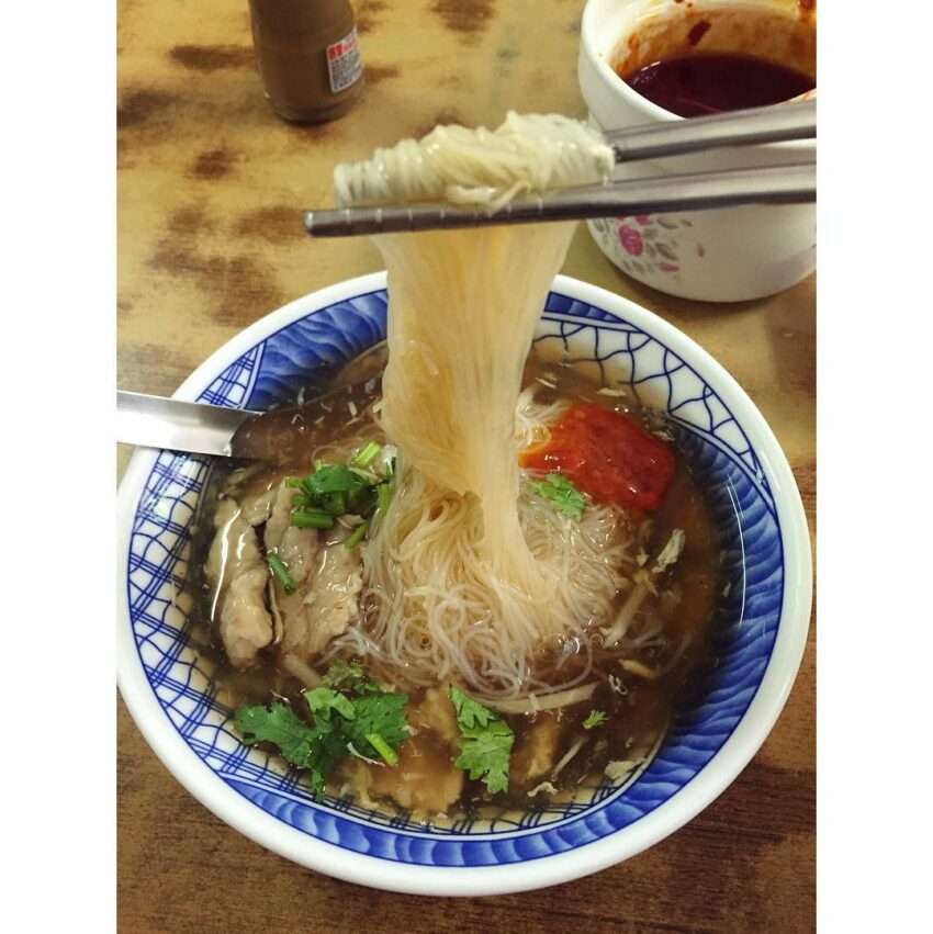 肉焿慶の肉焿スープ。澄んだスープに柔らかな肉片が浮かび、黒酢が少し垂らされている