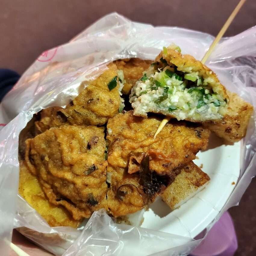 好佳蚵嗲の揚げたての蚵嗲。外皮がきつね色に揚がりサクサクした食感が伝わる