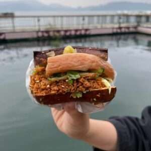 東東刈包の外観。アッサム夾心豆干を挟んだ刈包を手に持っている様子