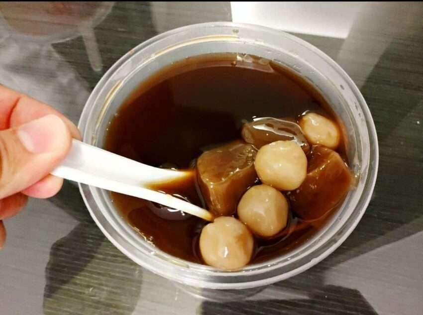 慶源芋圓の黒糖粉粿スイーツボウル。トッピングが豊富に盛られている