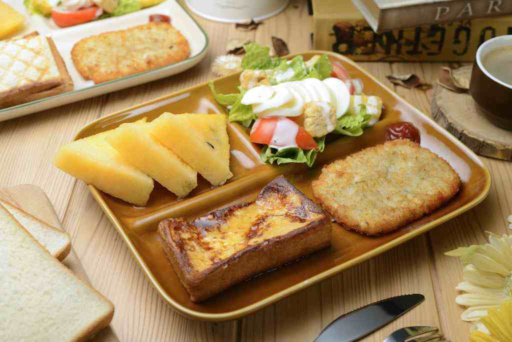 ノッティングヒル民宿の豊富な朝食プレート