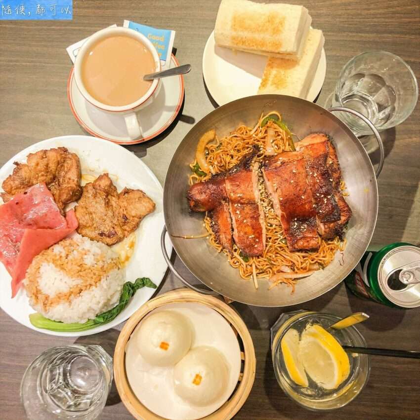映港式茶餐廳の香港式点心料理。パイナップルパンとミルクティーが整然と並ぶ