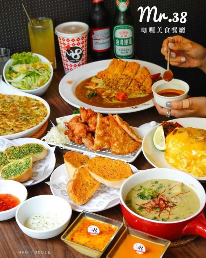 MR.38咖哩の看板カレーライス。濃厚なソースがご飯にかかった一皿