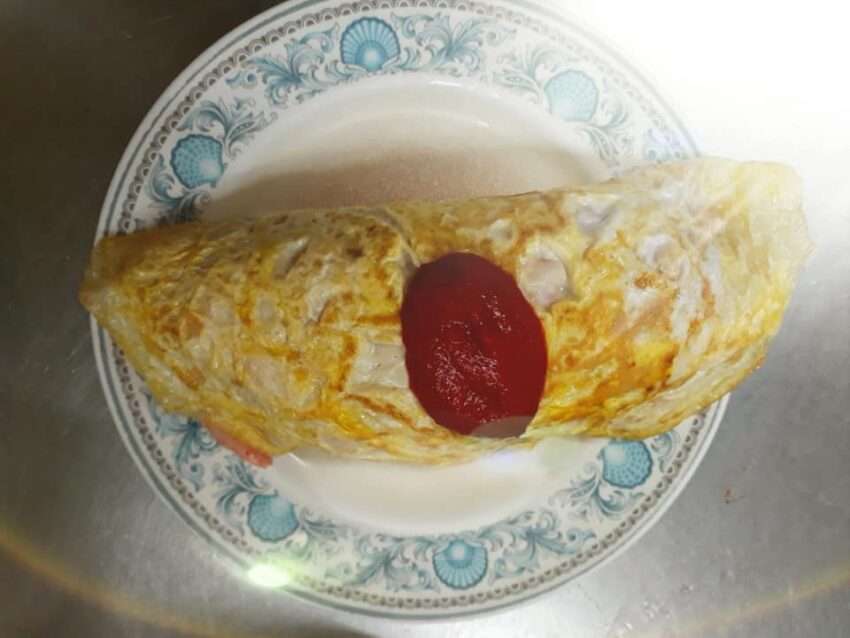 郭家蛋包飯の台湾式オムライス。薄い卵でチャーハンを包み、ソースがかかっている