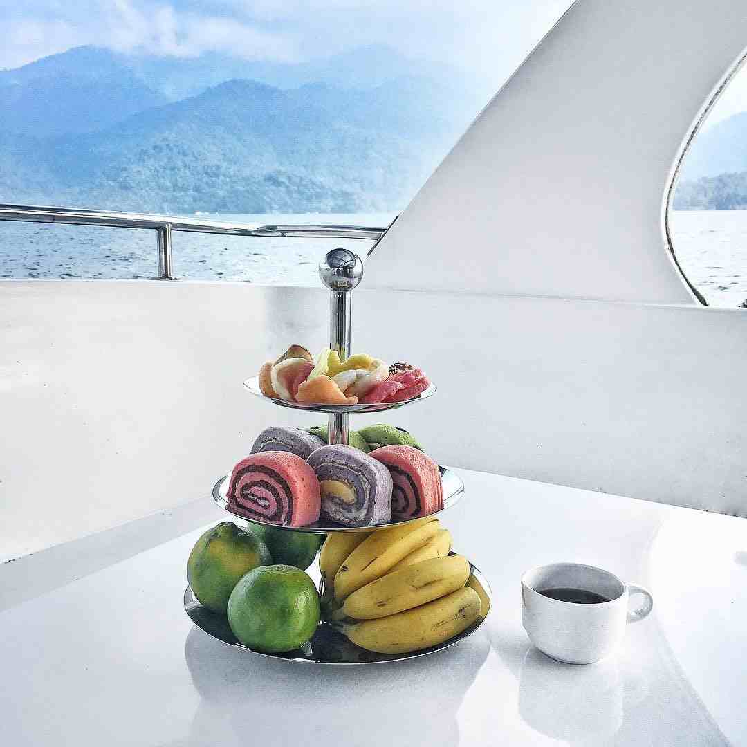 日月潭の貸切船から眺める湖景。空と湖面が広がっている