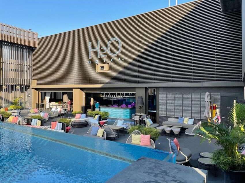 水京棧國際酒店の透明ボックス型プール。高雄市街を見渡せる特徴的な施設