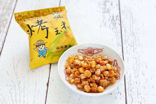 烤玉米のノーマル味と辣味が棚に並ぶ様子