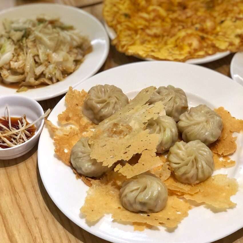 甘妹弄堂西門店のブランチ料理。盛り付けが丁寧で彩りが豊か