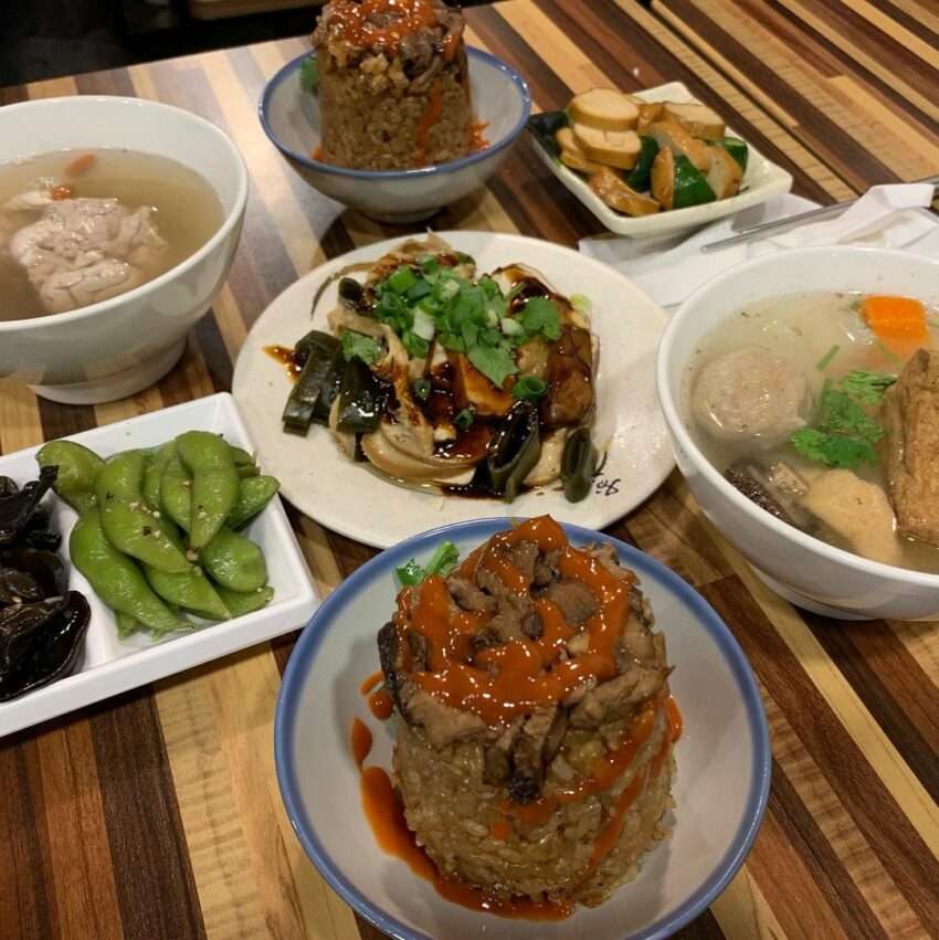 游記百年油飯の盛り付け。油でつやつやに輝くもち米おこわと付け合わせ