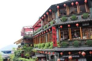 阿妹茶樓の外観。多層の閩南式建築に提灯が飾られ、九份老街を代表する茶芸館の景観となっている