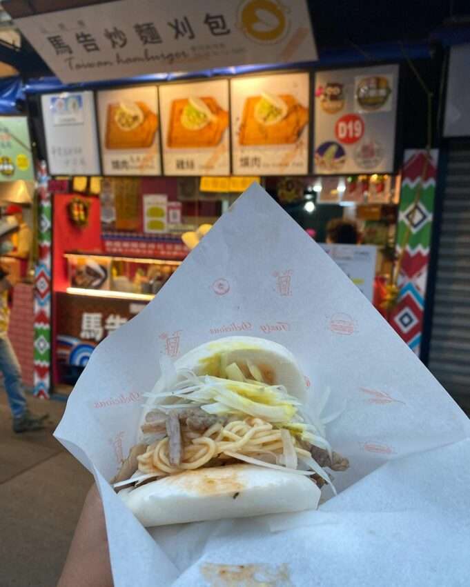 馬告炒麵刈包の山胡椒風味の炒め麺を刈包に挟んだ創意料理