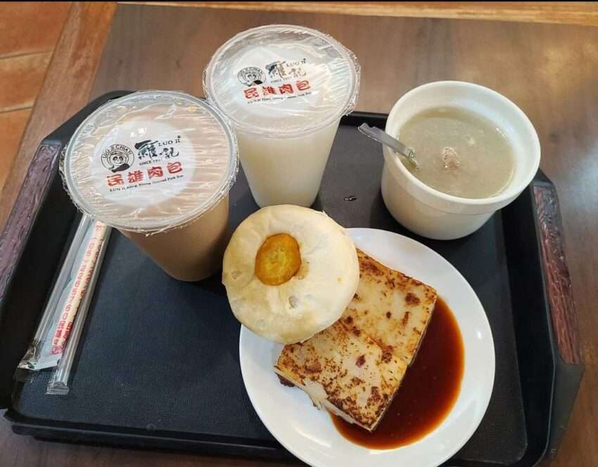 羅記民雄肉包の店頭と並ぶ人々