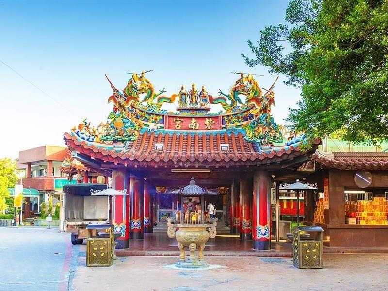 紫南宮の廟前広場と建築全景