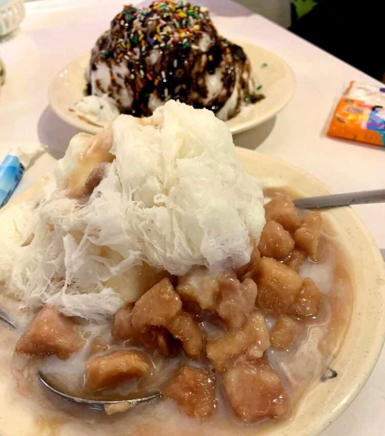 巷口亭豆花。なめらかな白い豆腐花に小豆と落花生のトッピングが添えられている