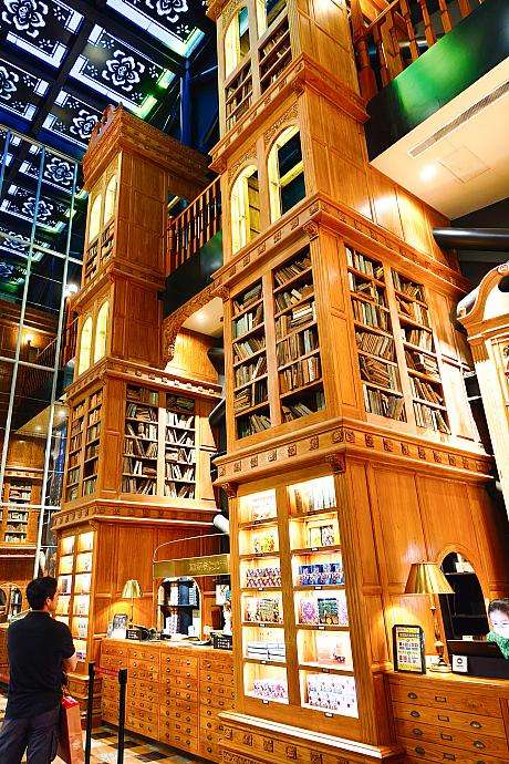 宮原眼科の歴史的建築をリノベーションした幻想的な店内インテリア