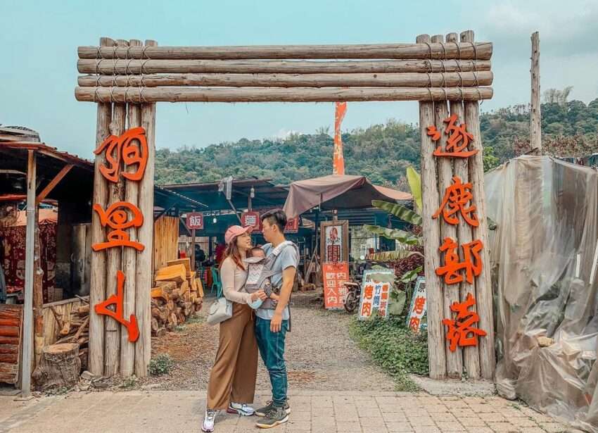 逐鹿伝説梅花鹿園で台湾梅花鹿に餌をあげる旅行者たち。鹿たちは穏やかな性格です