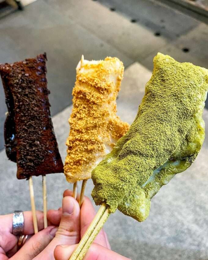原香嘟論竹筒飯の新鮮な竹節に詰めたもち米飯。竹の香りが漂う