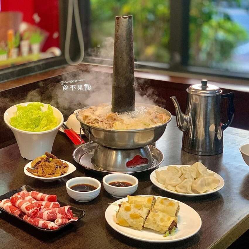 劉家酸菜白肉鍋の酸菜スープ。金色がかった澄んだ色合いが特徴的