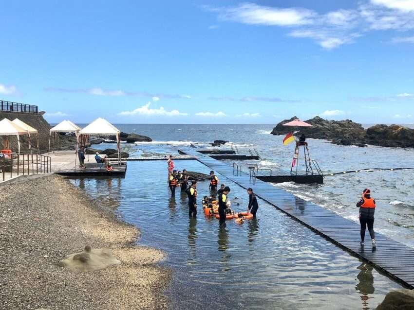ロンドン湾海洋公園の透き通った海と湾の景色。シュノーケリングに適した環境