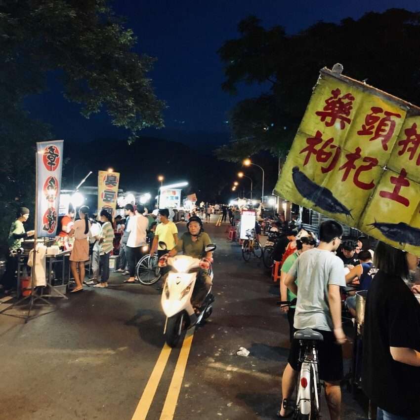 馬賽夜市の屋台。蘇澳の和平路・五甲路沿いに並ぶ土曜限定の流動ナイトマーケット