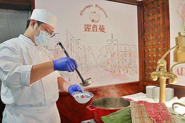ビュッフェコーナーのシェフ調理コーナー、牛肉湯や豆花のライブステーション
