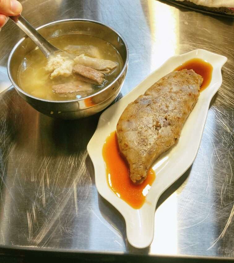 豬肝榮仔の豚レバースープ。スライスされたレバーが澄んだスープに浸かっている