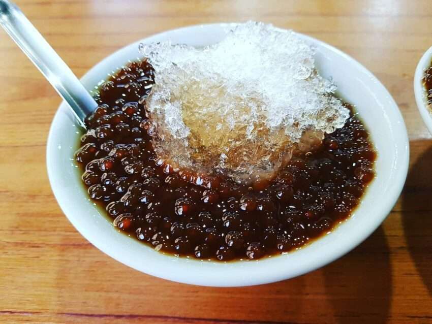 嘉鄉味鄧家粉圓冰。器にタピオカと削り氷がたっぷり盛られている