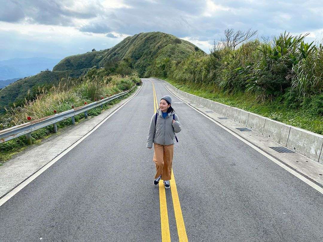 不厭亭。山頂の公路脇に立つ展望台から山城の景色を遠望している