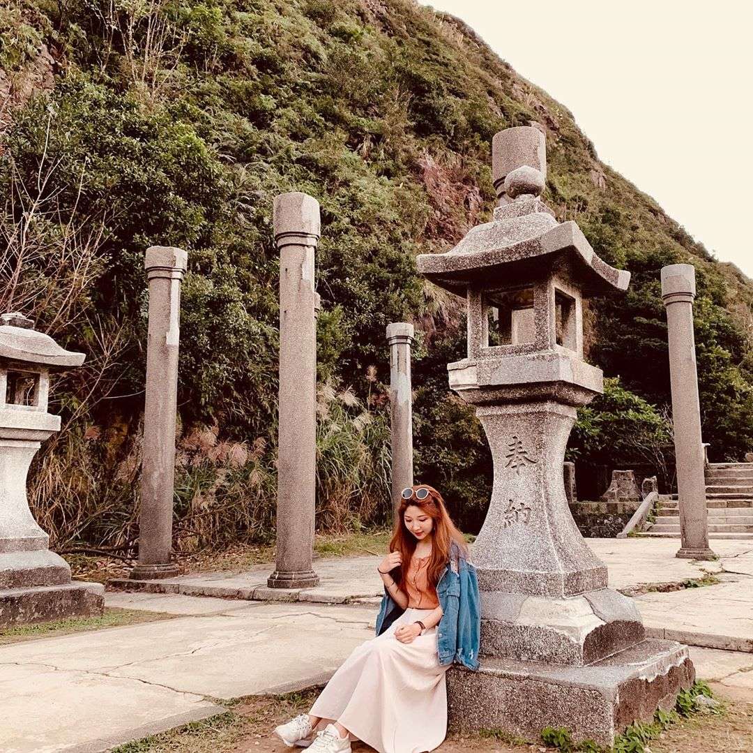 金瓜石神社跡への登山道。風化した石段が植物に侵食され、歴史の重みを感じさせる
