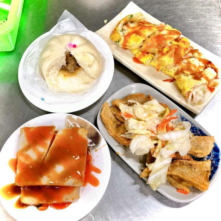阿博豆漿店の豆漿と揚げパン。朝食または夜食の雰囲気がある