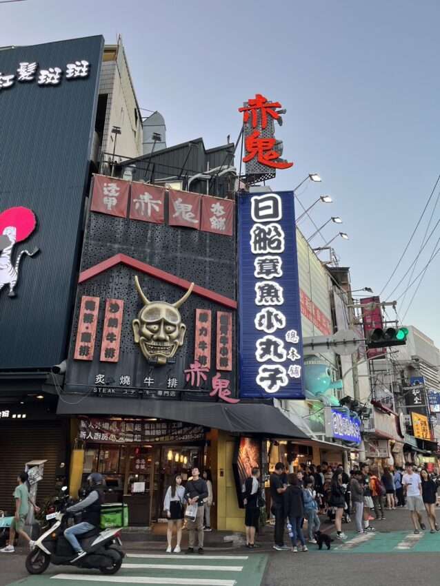 赤鬼牛排の炙り焼きステーキ。焼き目がついており、スープと付け合わせが添えられている
