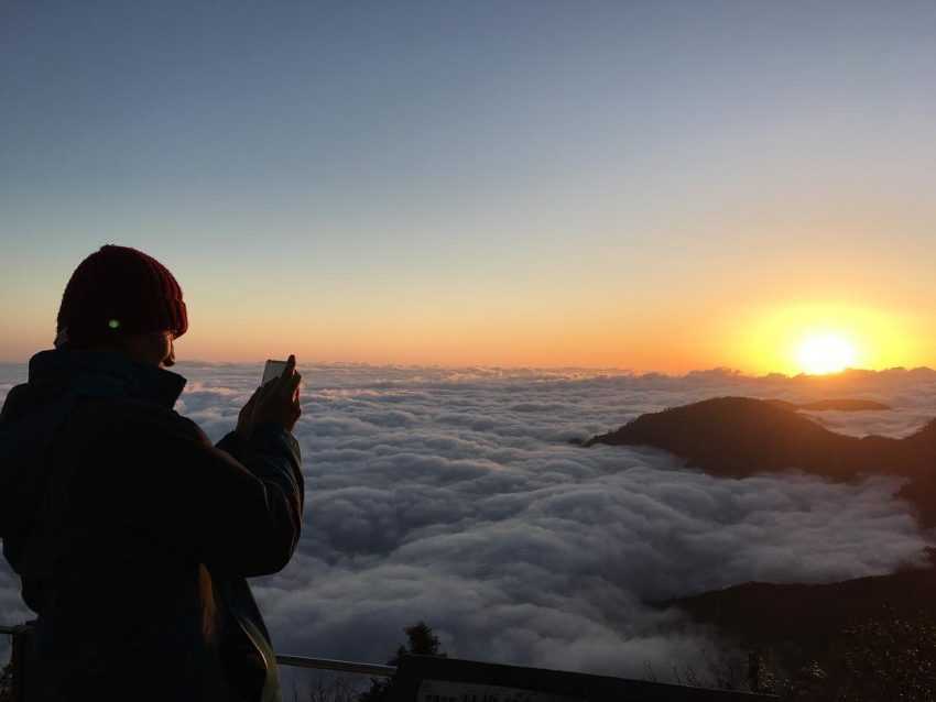 太平山の日の出の瞬間。雲海が広がり、山稜線から太陽が昇る