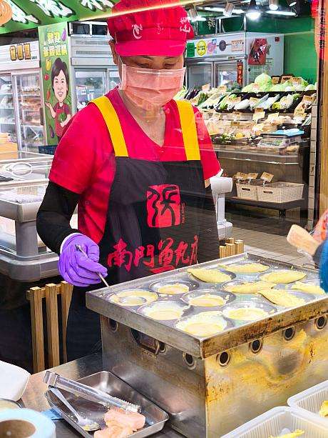 南門魚丸店の店頭で蛋餃が調理されている様子
