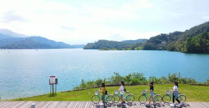 日月潭の環湖自転車道。旅行者が湖岸沿いを走っている