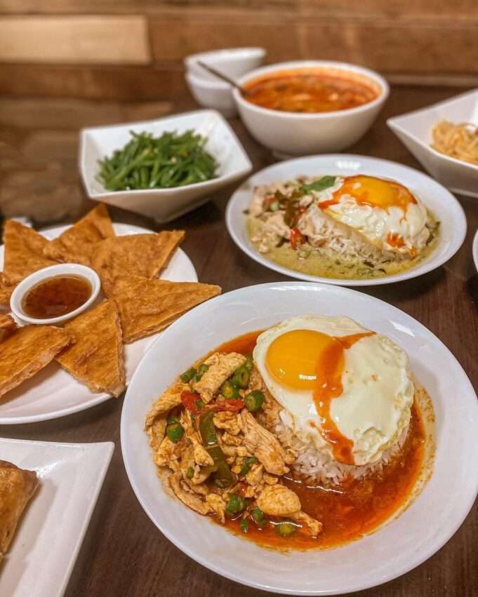 泰樂泰國料理のタイ料理プレート。鮮やかな色合いとスパイスの香りが特徴