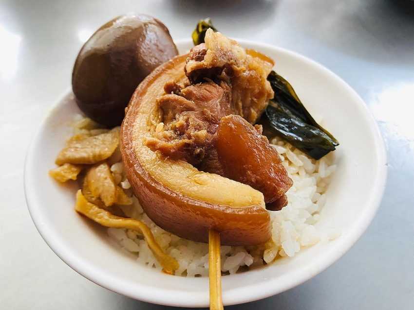 阿泉爌肉飯の煮込み豚肉がご飯の上に乗り、つやつやと光っている
