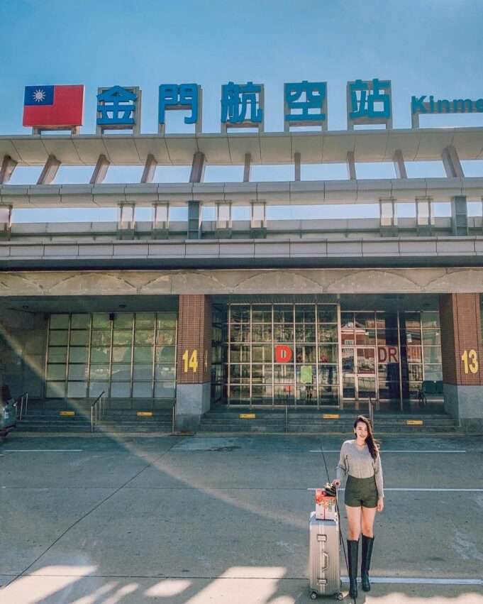 金門行きのプロペラ機に搭乗しようとする旅客。小型空港のエプロンに機体が停まっている