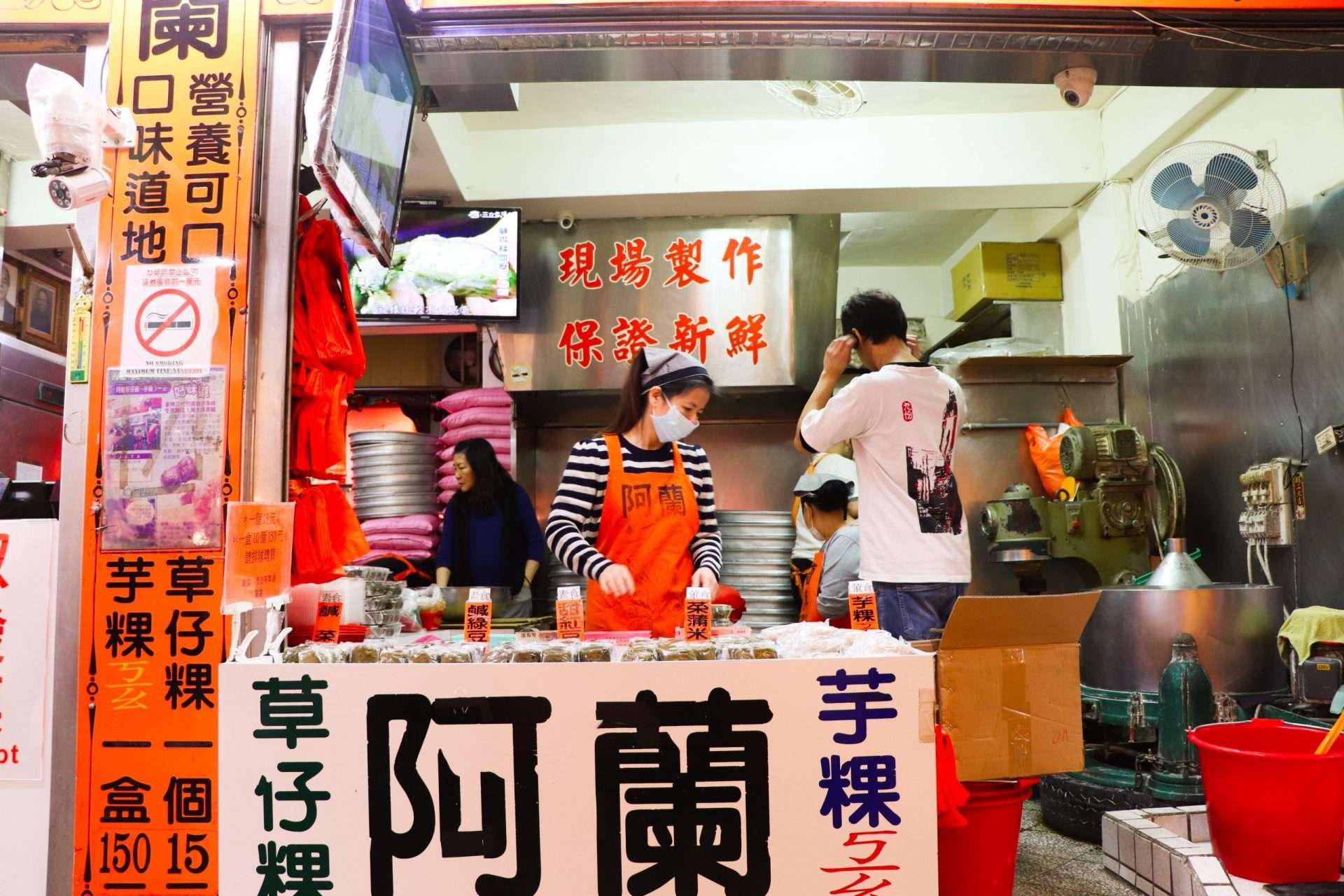 阿蘭草仔粿の店頭。各種口味の草仔粿が並んでいます