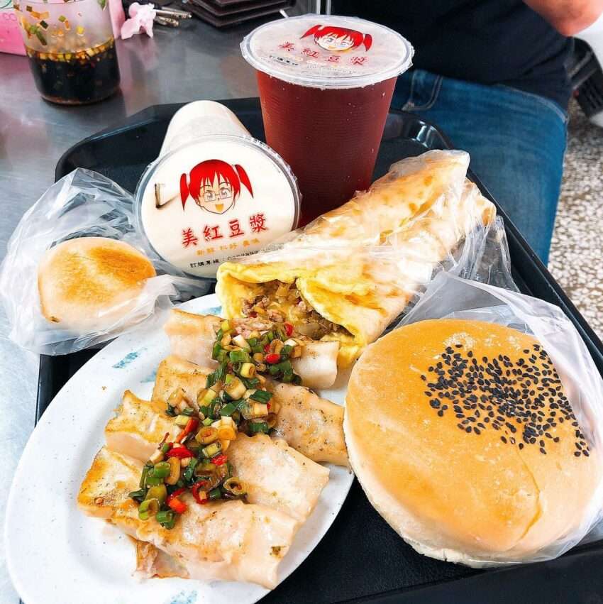 美紅豆漿の焼きパンに特製ザーサイを挟んだもの。外皮がサクサクで中は香ばしい
