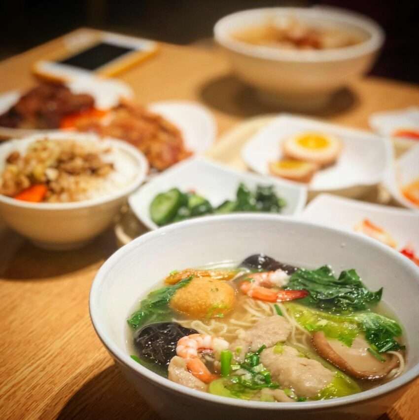 玉仁八寶冬粉の具だくさんの春雨スープ。肉羹・エビ・金針菜などが入る