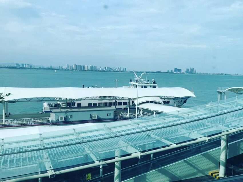廈門五通港の風景。埠頭に複数のフェリーが停泊している