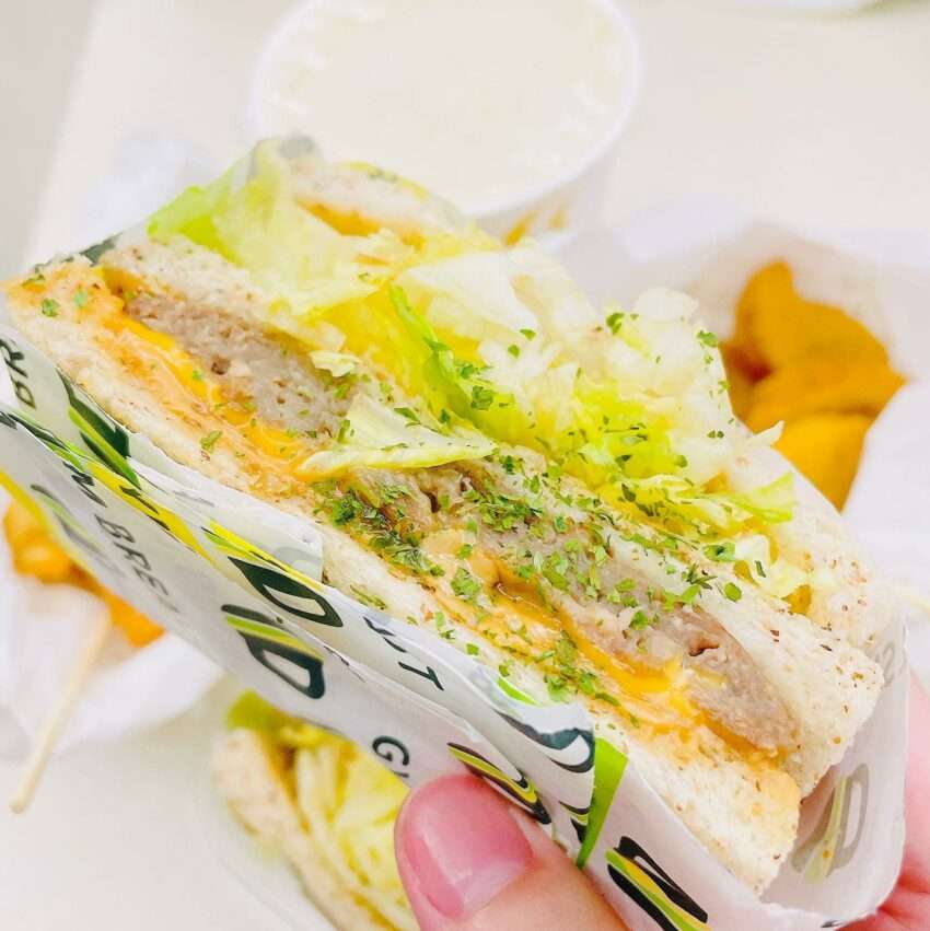 浩克健身早餐の高タンパク朝食セット。鶏むね肉・ゆで卵・さつまいもが並ぶ