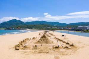 福隆海水浴場と周辺の海岸風景。砂像芸術祭の会場エリアを示す